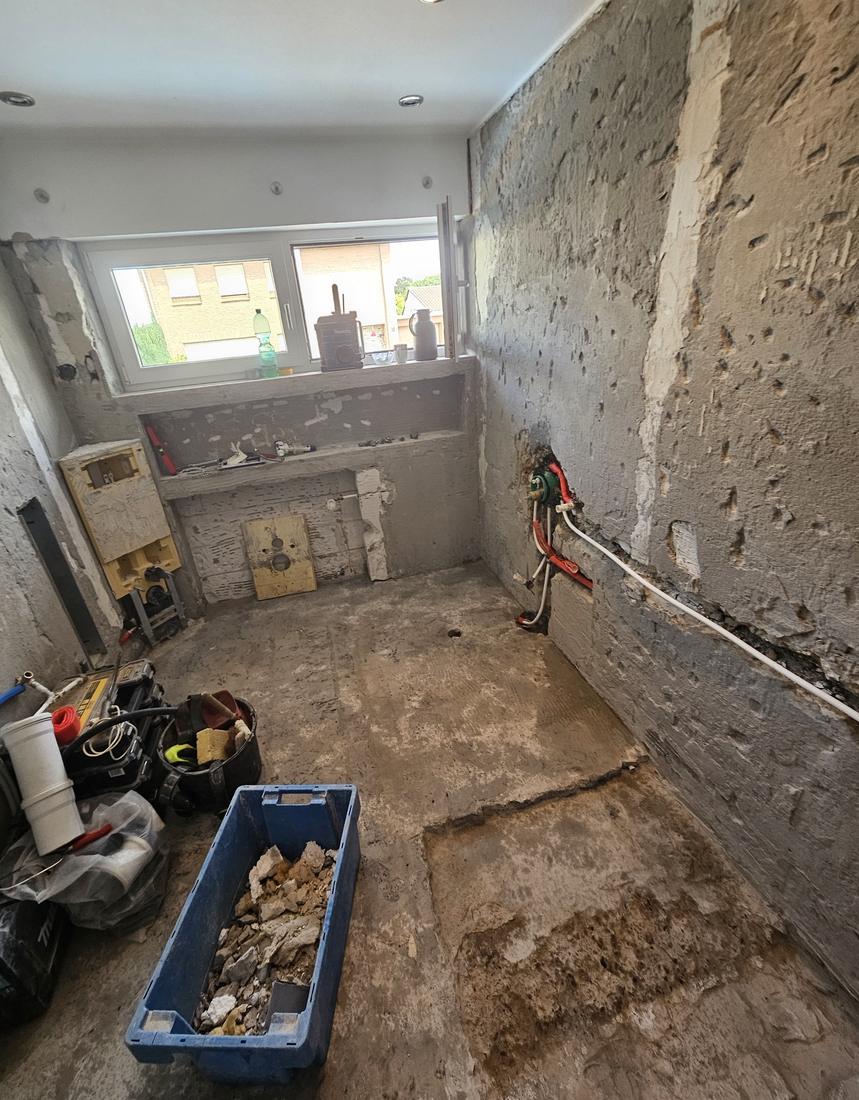 Bad im Rohbau vor der Sanierung